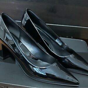 Sz 8.5, Elegant Patent Black Women's Pumps